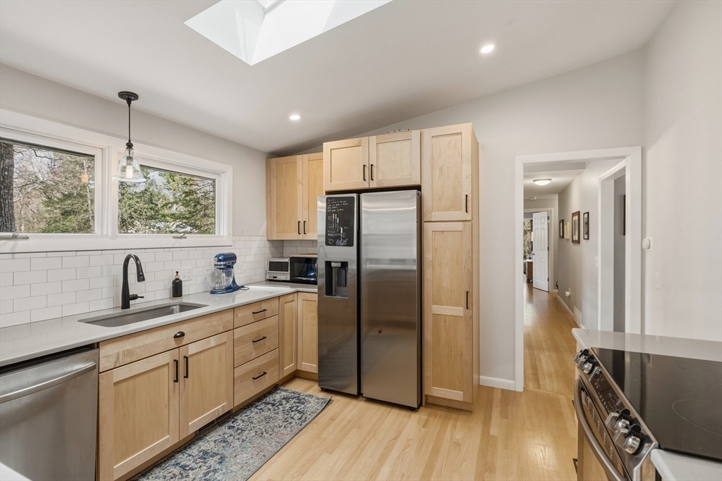 148 Aubinwood Road Amherst, MA 01002 - Photo 7 of 35