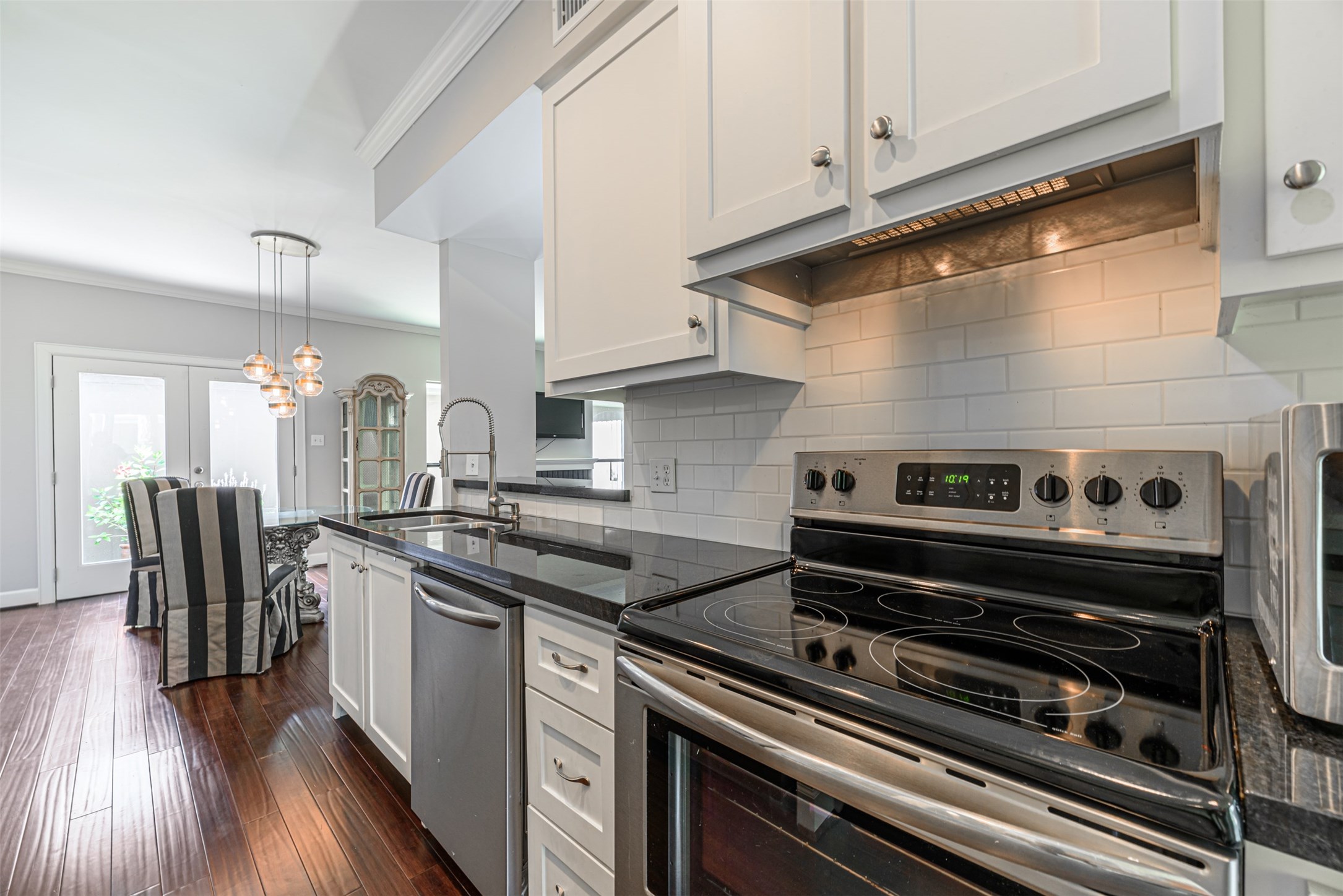 701 Bering Drive, Unit 1901 Houston, TX 77057 - Photo 11 of 29 a kitchen with a stove a sink and cabinets