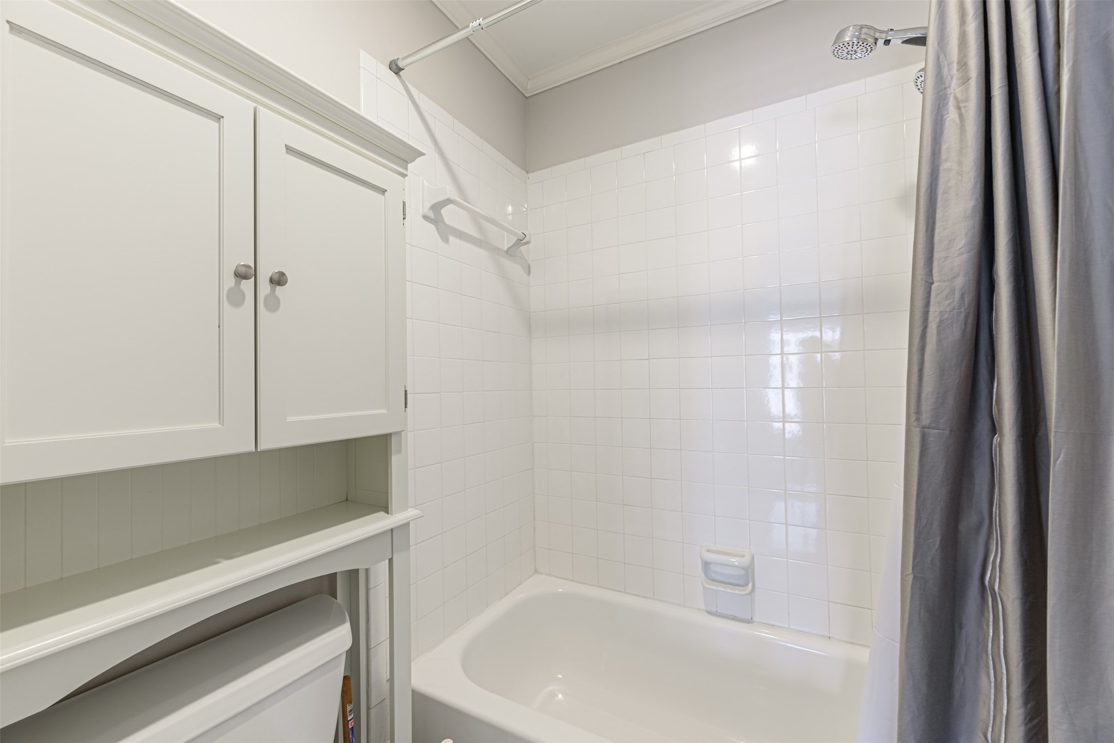 701 Bering Drive, Unit 1901 Houston, TX 77057 - Photo 17 of 29 a bathroom with a bathtub and a shower