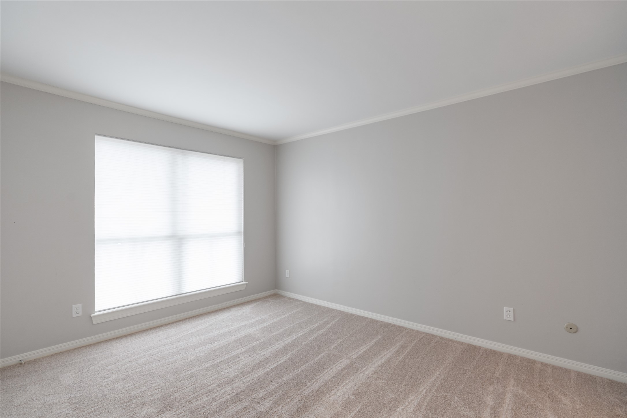 701 Bering Drive, Unit 1901 Houston, TX 77057 - Photo 19 of 29 an empty room with wooden floor and windows