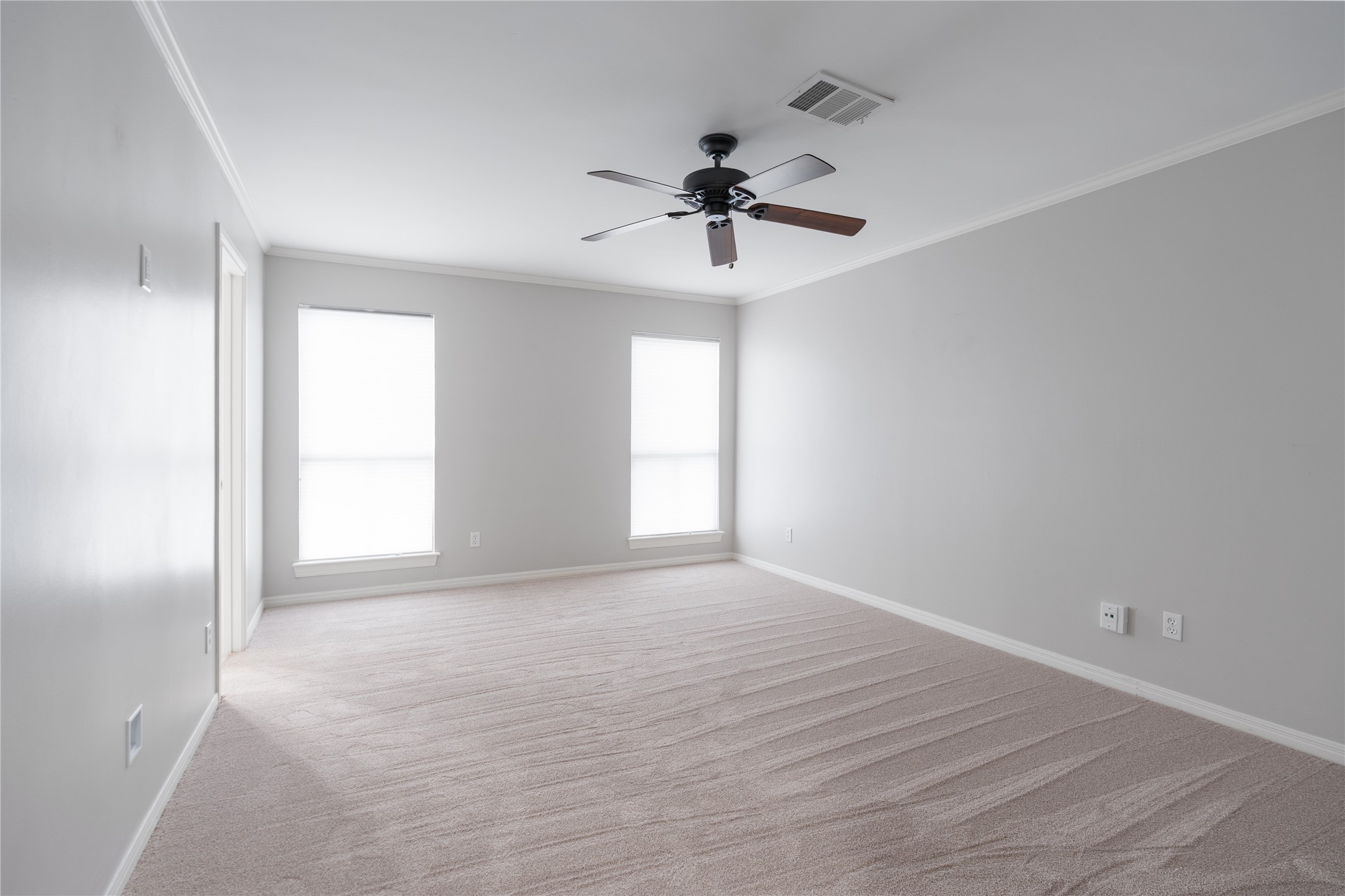 701 Bering Drive, Unit 1901 Houston, TX 77057 - Photo 20 of 29 a view of an empty room with a window