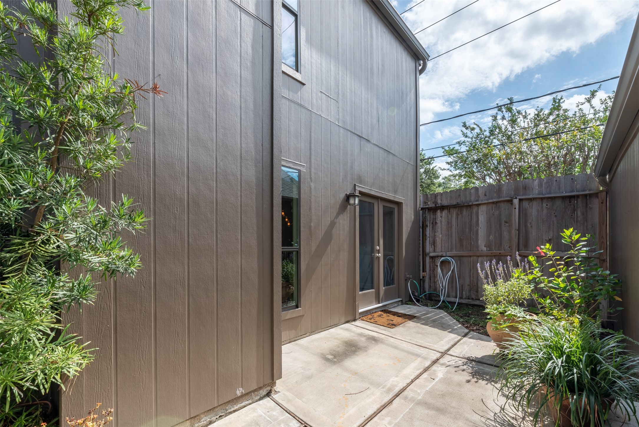 701 Bering Drive, Unit 1901 Houston, TX 77057 - Photo 27 of 29 a backyard of a house with plants and tree