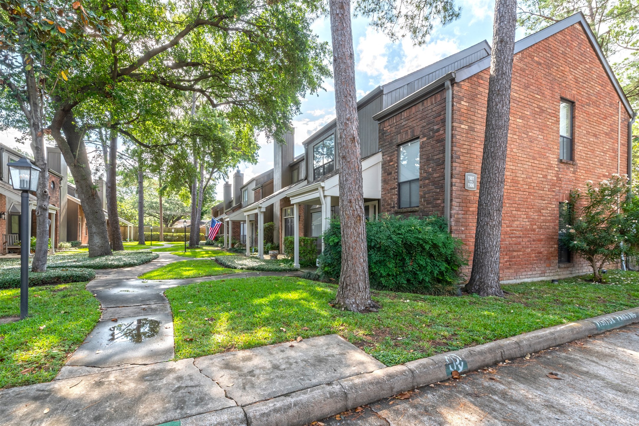 701 Bering Drive, Unit 1901 Houston, TX 77057 - Photo 28 of 29 a view of a building with a yard