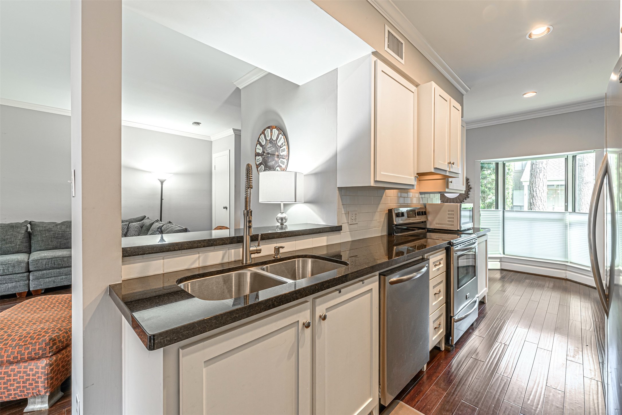 701 Bering Drive, Unit 1901 Houston, TX 77057 - Photo 10 of 29 a kitchen that has a sink and a stove