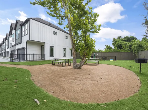 $2,250 | 2410 Vaughn Street, Unit E, Houston, TX 77093