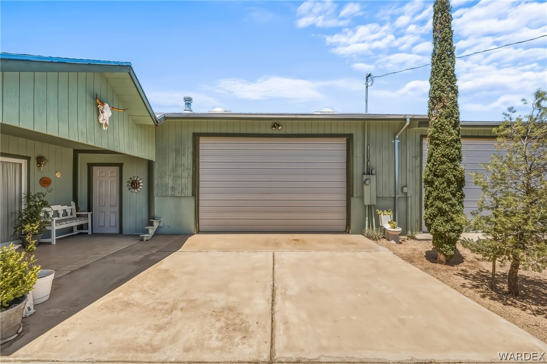 2401 North Stephan Road Kingman, AZ 86401 - Photo 15 of 92 a front view of a house with yard