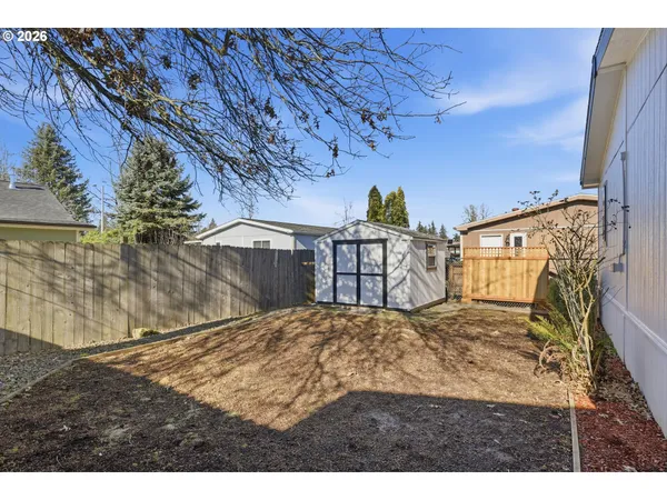 a view of a backyard