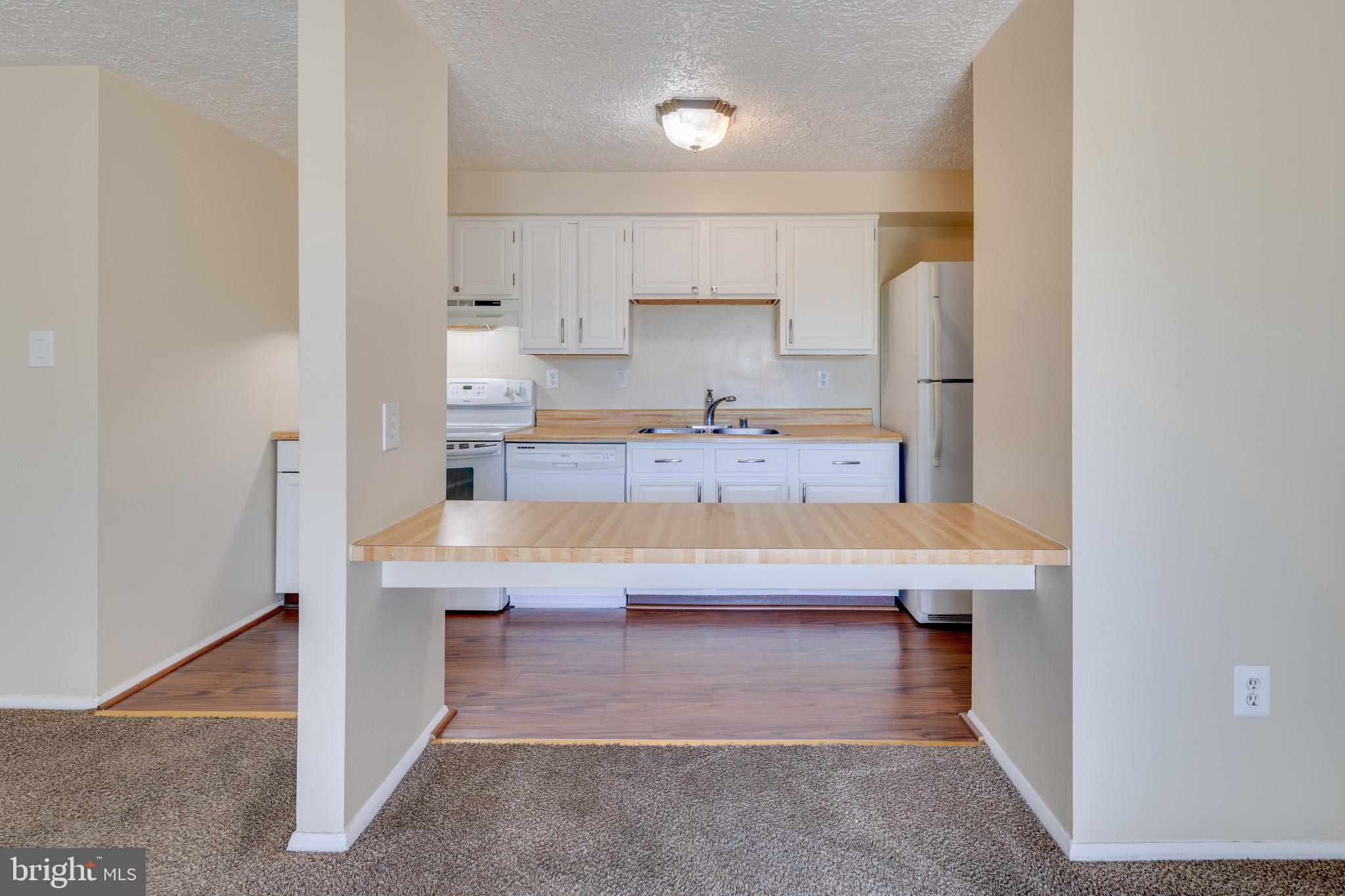 19509 Gunners Branch Road, Unit 633 Germantown, MD 20876 - Photo 6 of 32 Breakfast bar