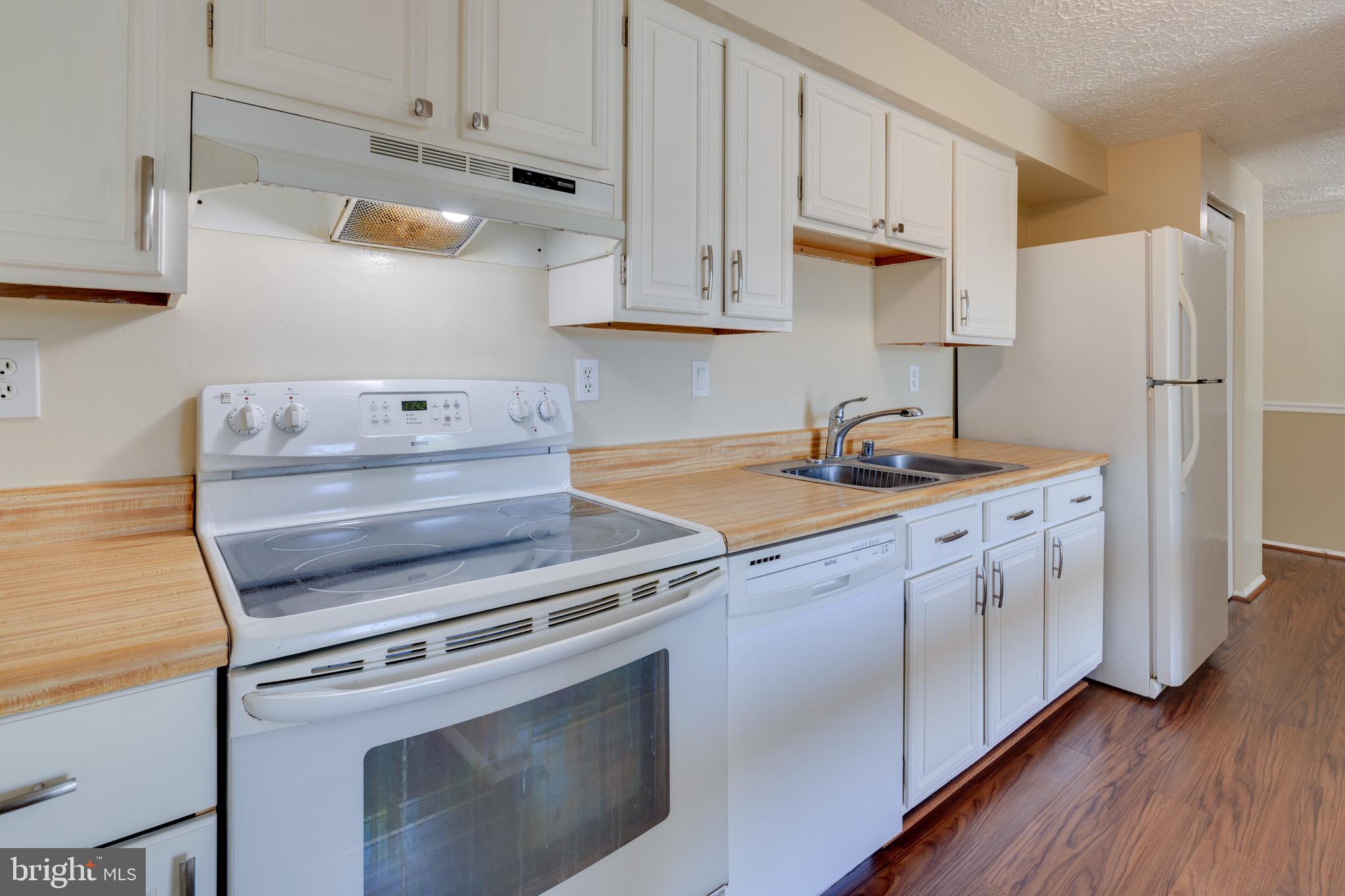 19509 Gunners Branch Road, Unit 633 Germantown, MD 20876 - Photo 7 of 32 Kitchen