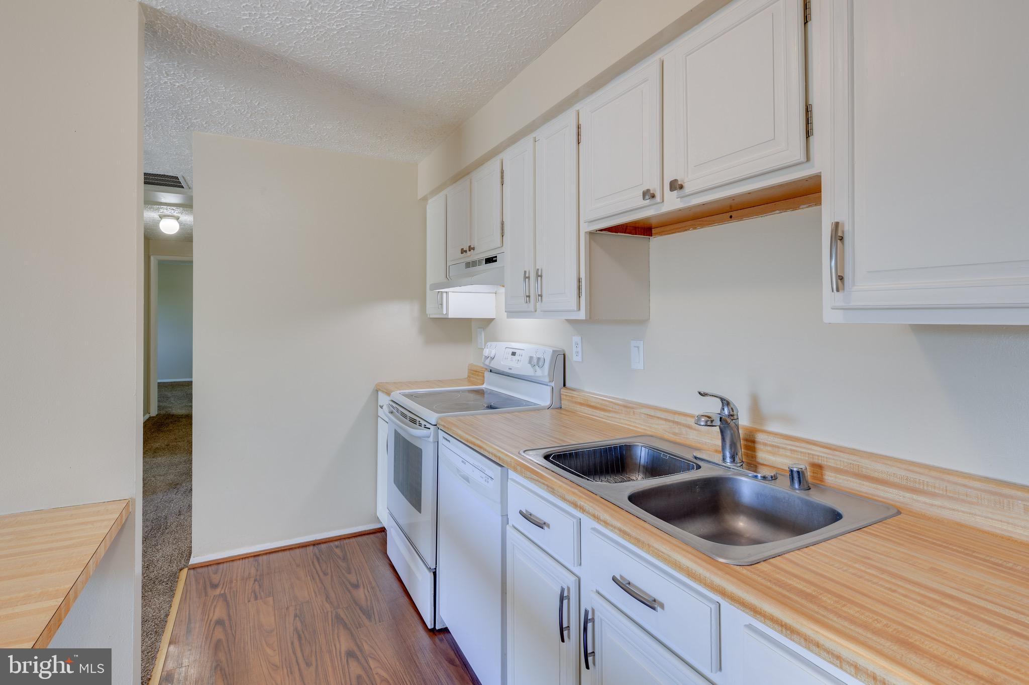 19509 Gunners Branch Road, Unit 633 Germantown, MD 20876 - Photo 8 of 32 Kitchen view