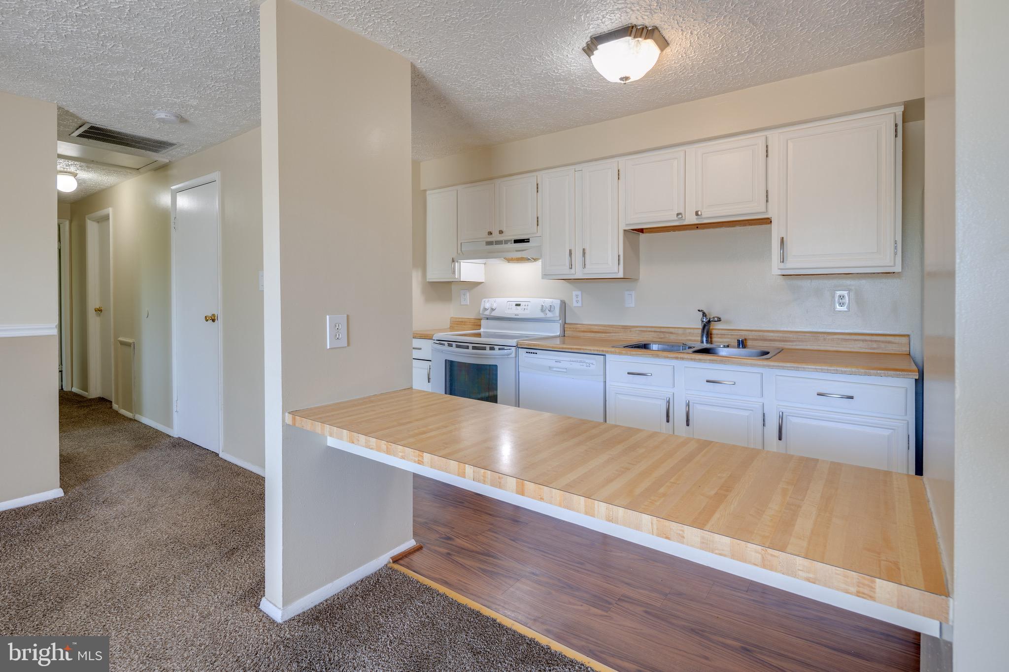 19509 Gunners Branch Road, Unit 633 Germantown, MD 20876 - Photo 9 of 32 Breakfast bar