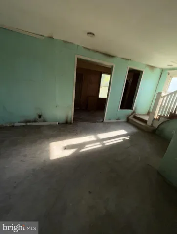 a view of empty room with window