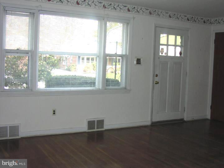 28 Brookside Road Glenside, PA 19038 - Photo 4 of 13 Living Room