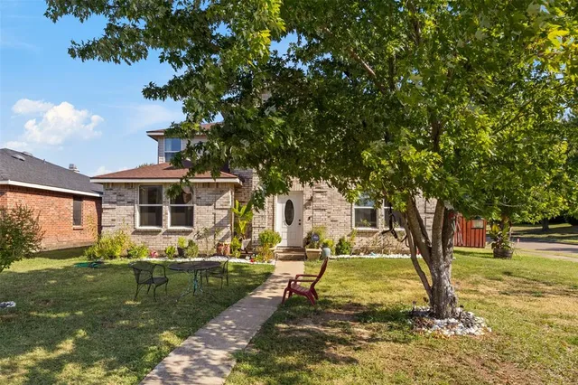 a view of a house with a yard