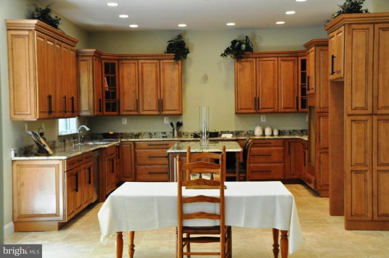 2534 Rambling Road Vienna, VA 22181 - Photo 14 of 26 Kitchen/Dining Room