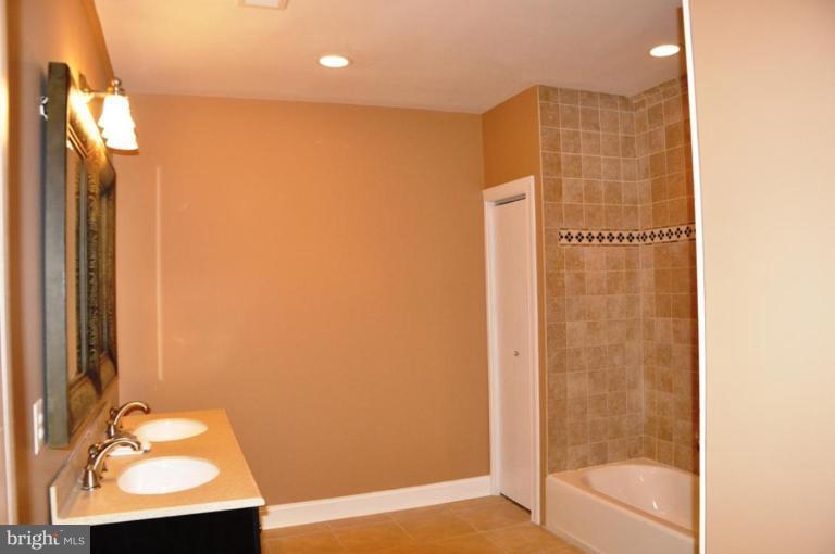 2534 Rambling Road Vienna, VA 22181 - Photo 10 of 26 Full Bathroom