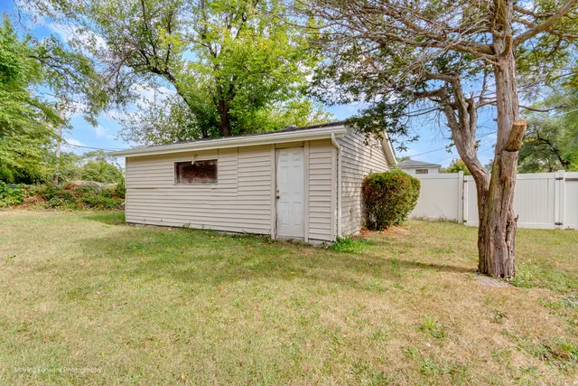 a view of a backyard