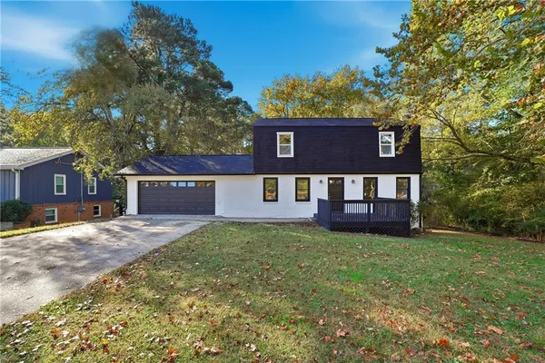 a view of a house with a yard