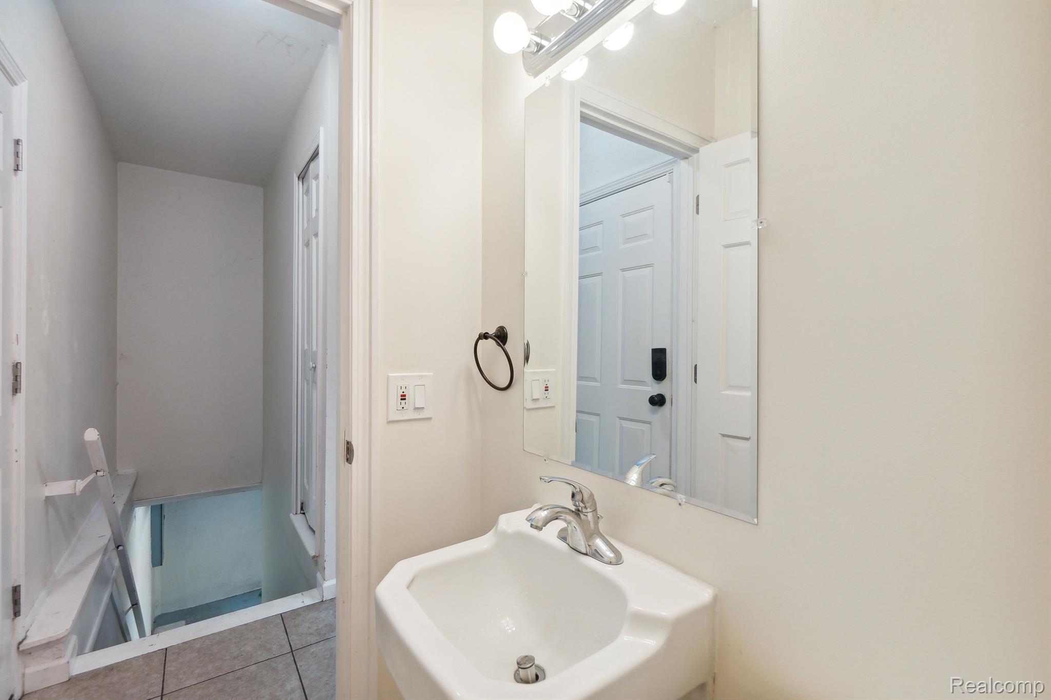 2464 West Maple Avenue Flint, MI 48507 - Photo 26 of 35 Gallery Image 26