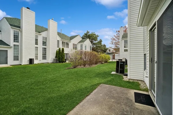 $375,000 | 103 Meadowbrook Lane, Lake Bluff, IL 60044