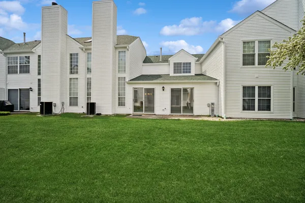 $375,000 | 103 Meadowbrook Lane, Lake Bluff, IL 60044