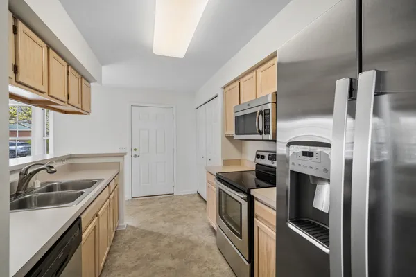 $375,000 | 103 Meadowbrook Lane, Lake Bluff, IL 60044