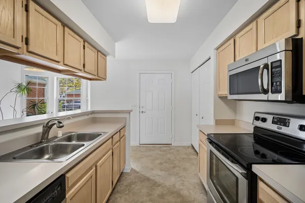 $375,000 | 103 Meadowbrook Lane, Lake Bluff, IL 60044