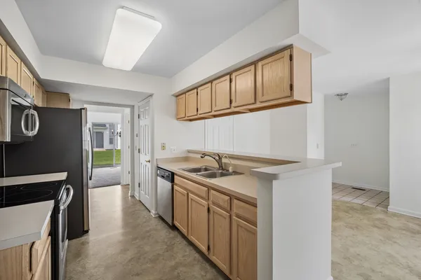 $375,000 | 103 Meadowbrook Lane, Lake Bluff, IL 60044
