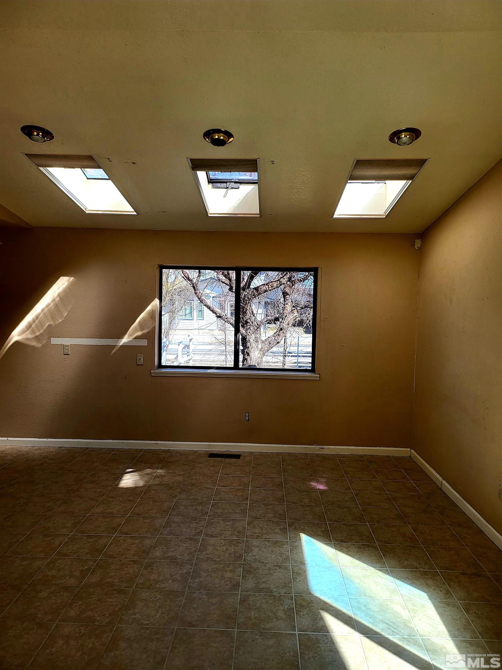 4900 Charlotte Way Reno, NV 89502 - Photo 5 of 18 Photo 5