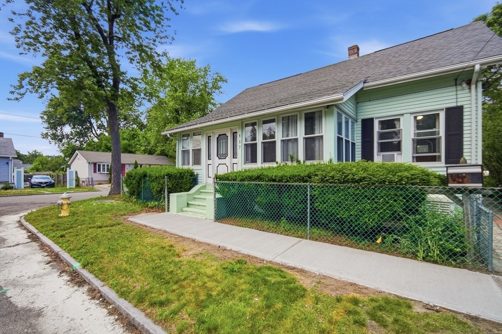 117 Burghardt Street Springfield, MA 01109 - Photo 8 of 42
