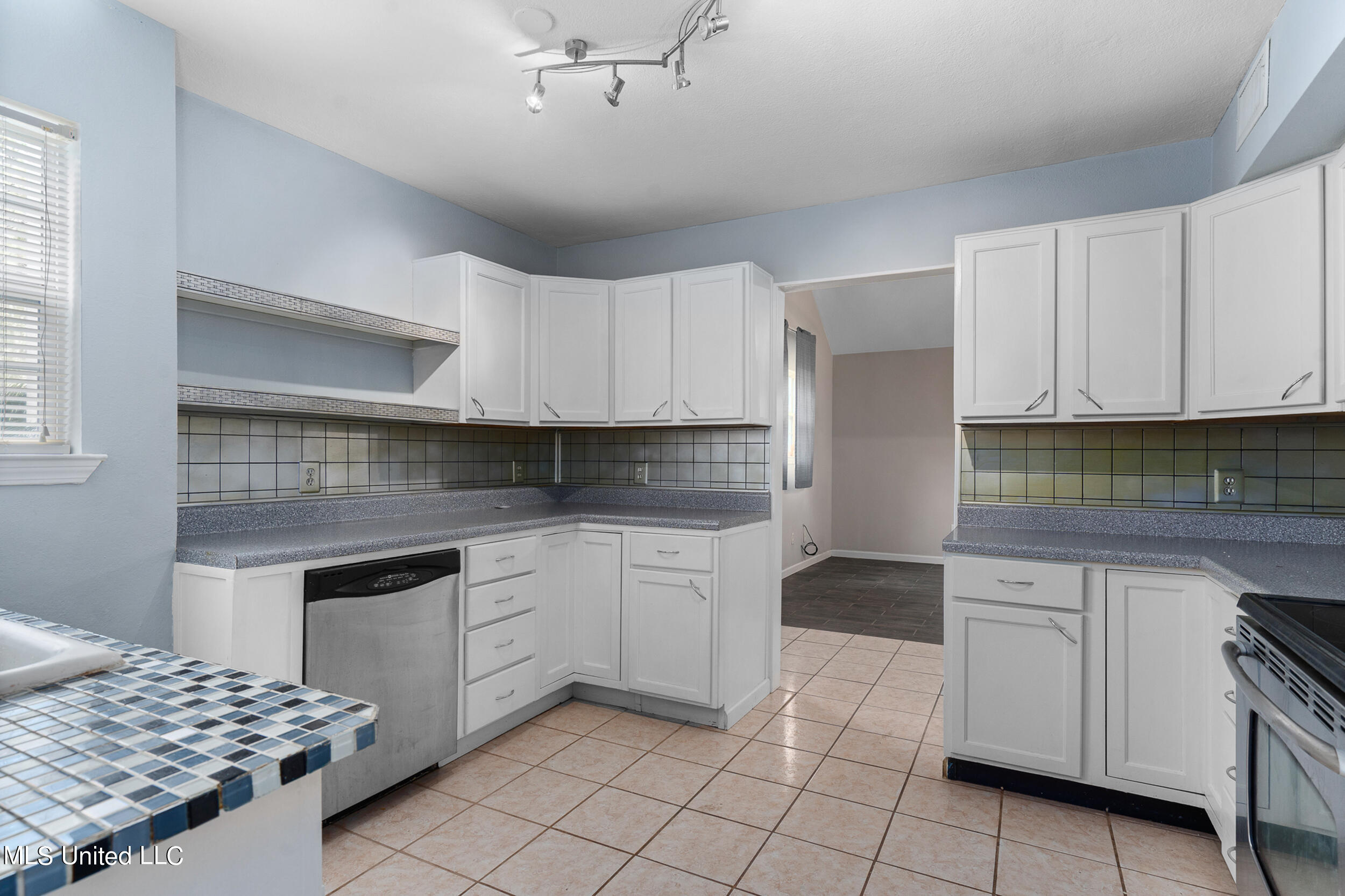 1827 Brasher Road Biloxi, MS 39532 - Photo 6 of 32 g-hub photo_009