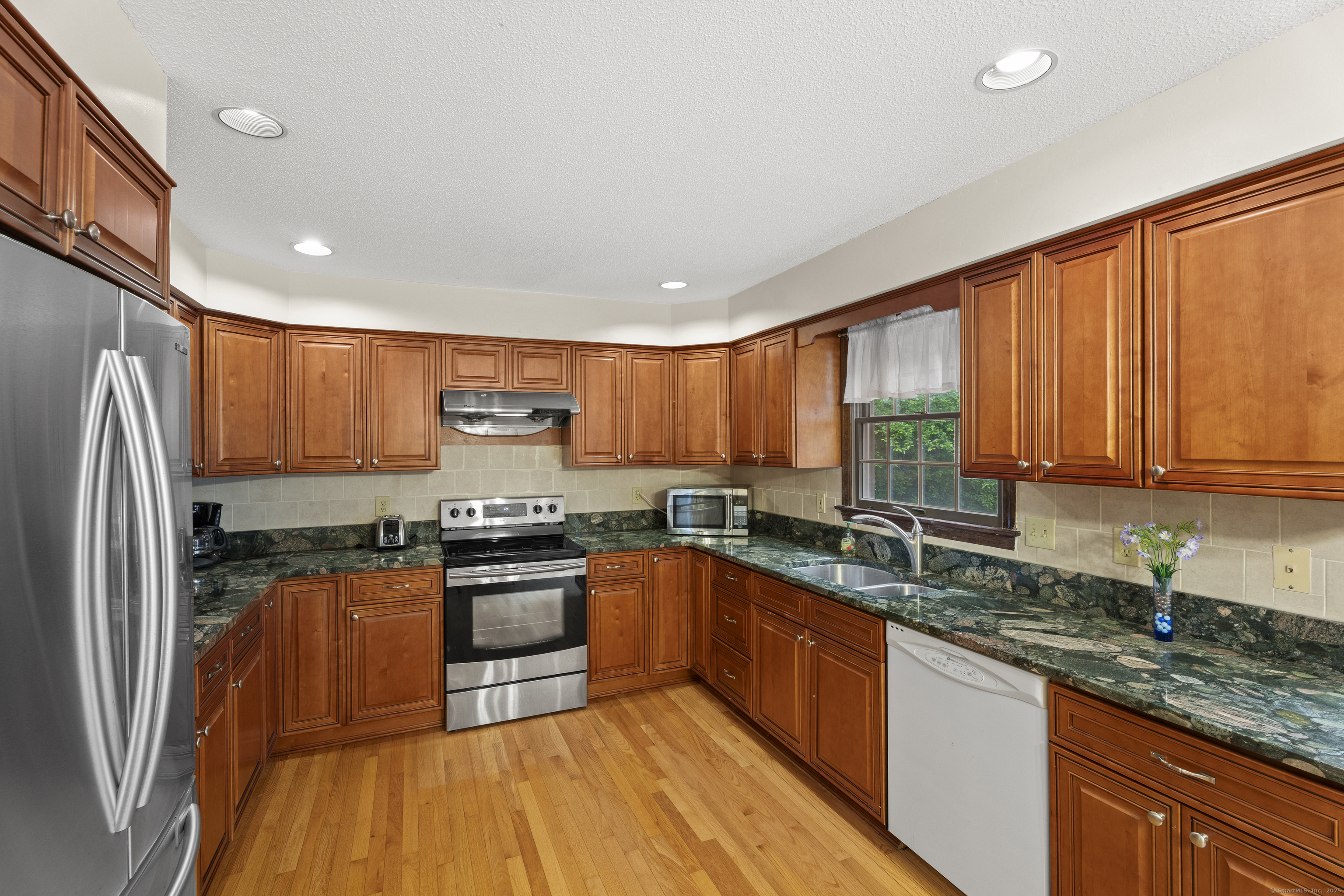 270 North Bridebrook Road East Lyme, CT 06333 - Photo 6 of 39