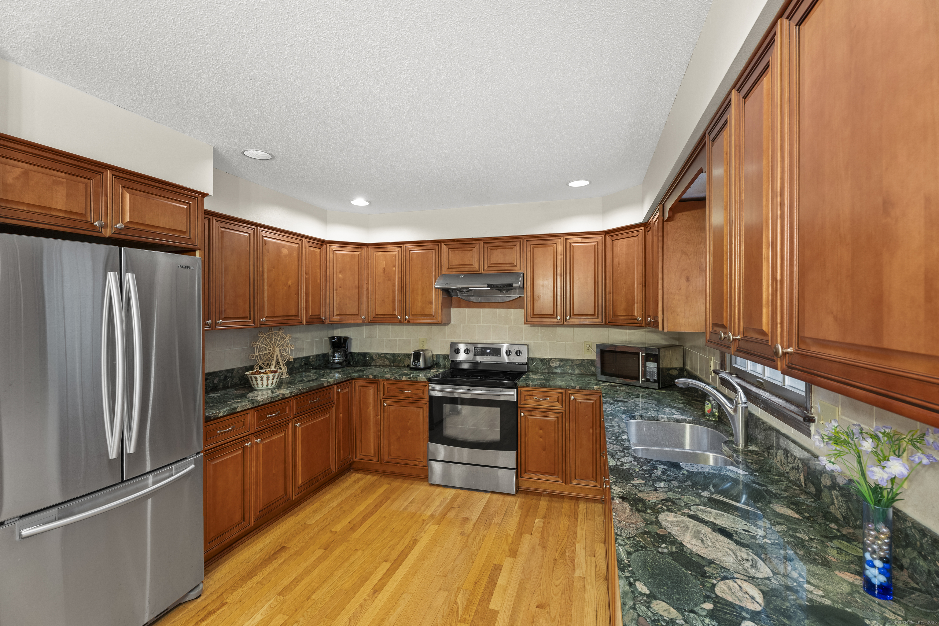 270 North Bridebrook Road East Lyme, CT 06333 - Photo 7 of 39