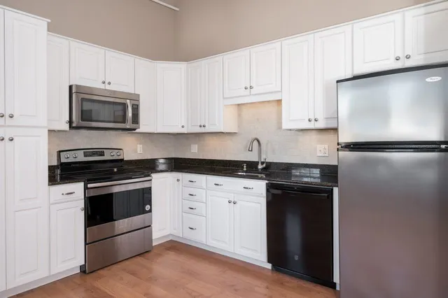 $2,000 | 156 Front Street, Unit 409, Exeter, NH 03833