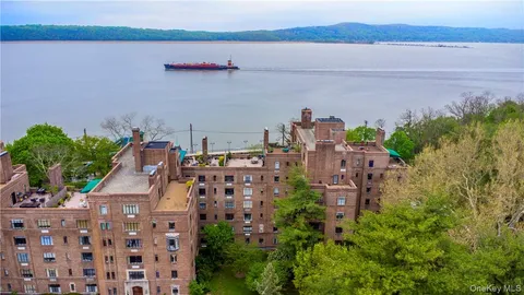 a picture of city view with lake view