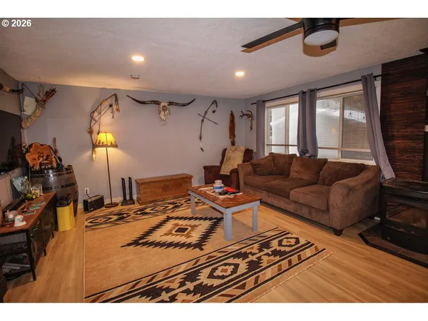 $499,000 | 1091 Southeast Elm Street, Dundee, OR 97115