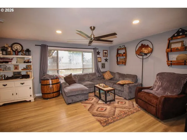 $499,000 | 1091 Southeast Elm Street, Dundee, OR 97115