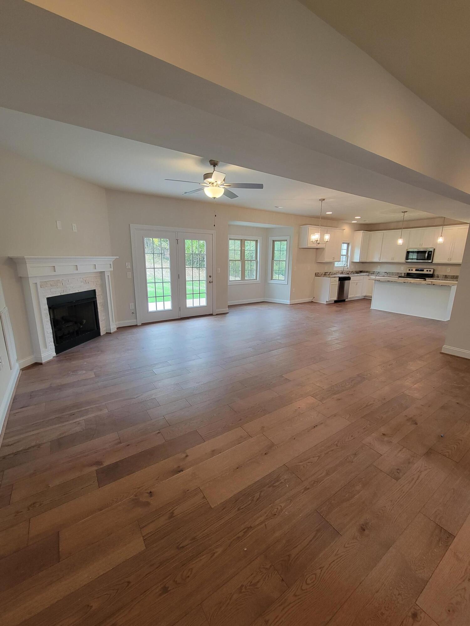 125 Diamond Road Salem, VA 24153 - Photo 3 of 9 3 - Wash LR S3