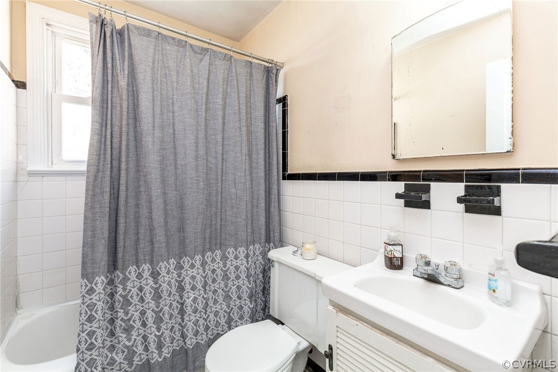 17 Medlock Road Sandston, VA 23150 - Photo 21 of 32 The Full Bath is located off the Hallway near the