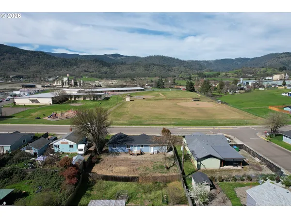 $312,000 | 579 East 4th Avenue, Riddle, OR 97469