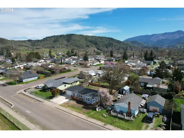 $312,000 | 579 East 4th Avenue, Riddle, OR 97469