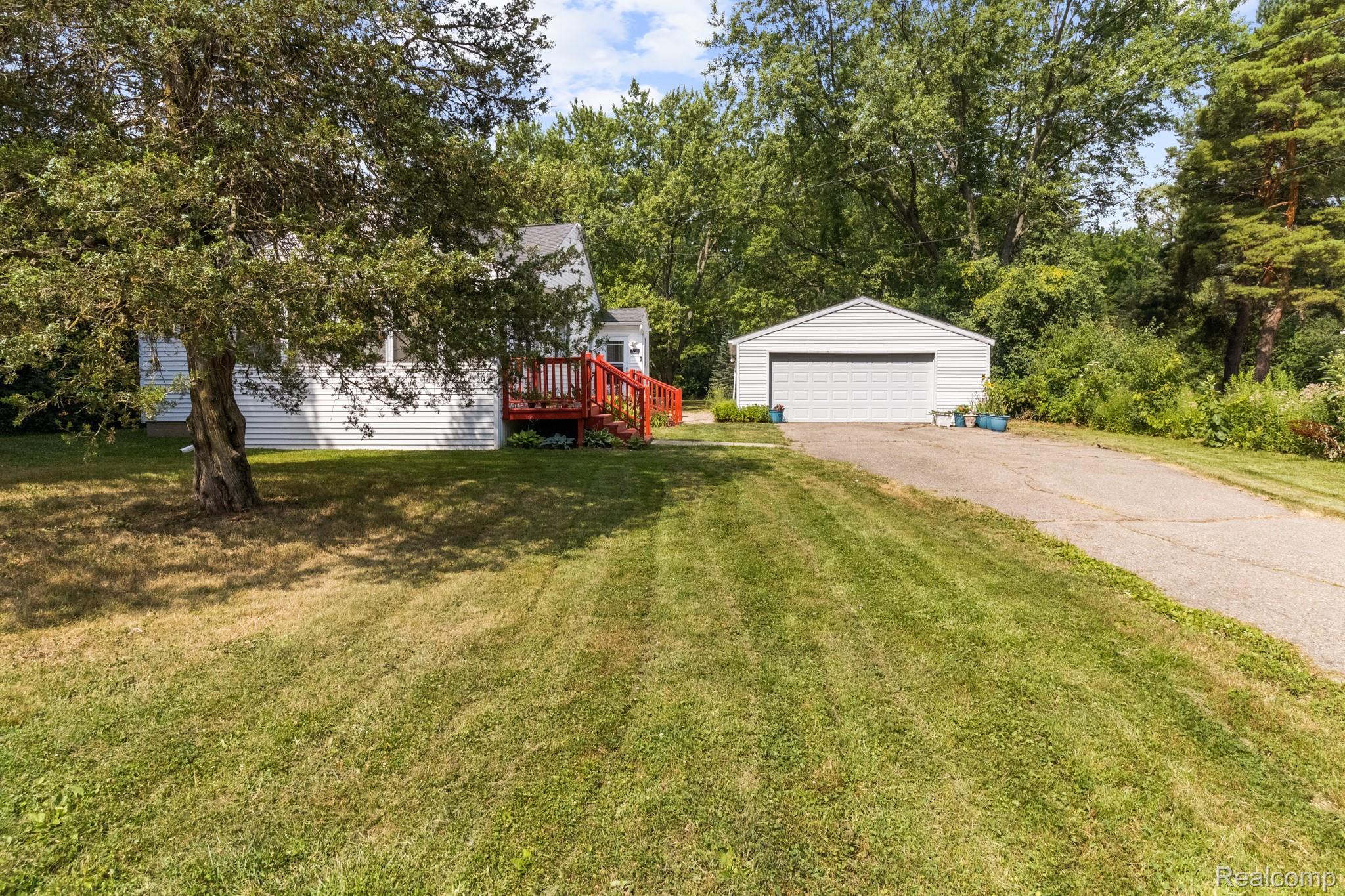 7330 Embury Road Grand Blanc, MI 48439 - Photo 4 of 29 Front of the house.