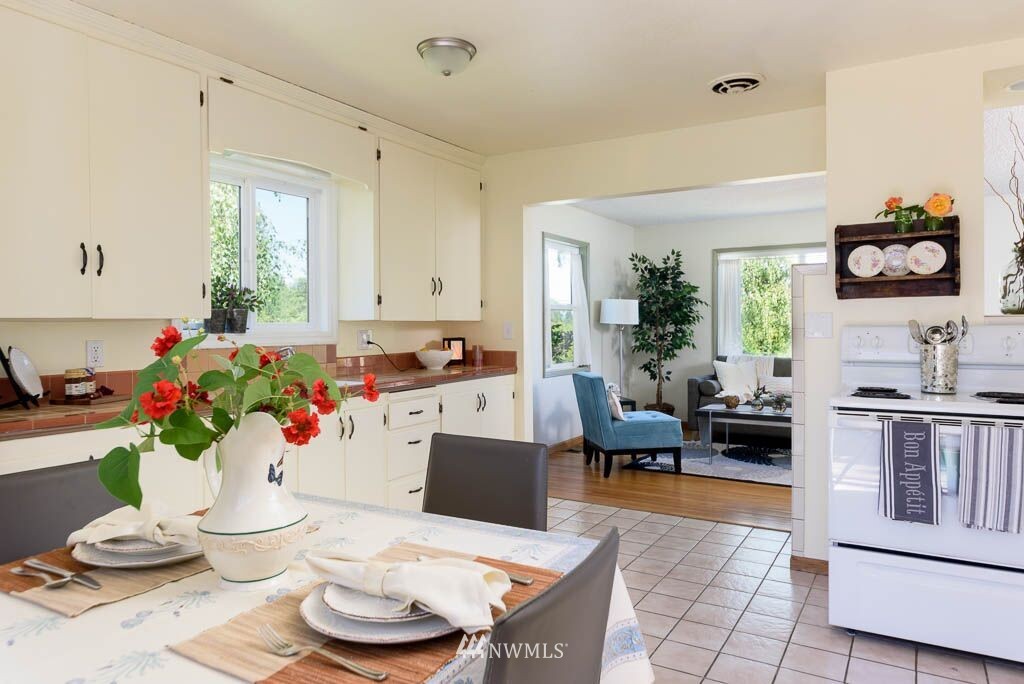 8601 36th Avenue Southwest Seattle, WA 98126 - Photo 11 of 22