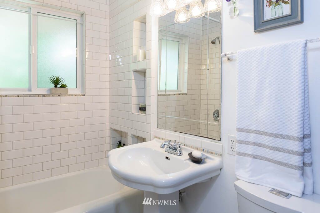 8601 36th Avenue Southwest Seattle, WA 98126 - Photo 13 of 22