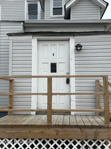 a black and white photo of a building