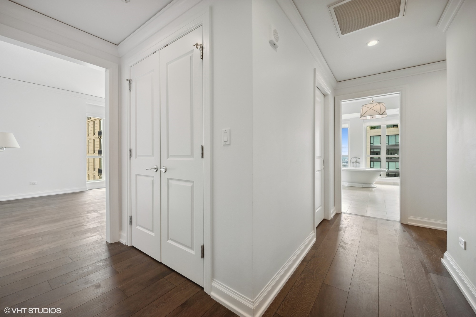 11 East Walton Street, Unit 3101 Chicago, IL 60611 - Photo 10 of 33