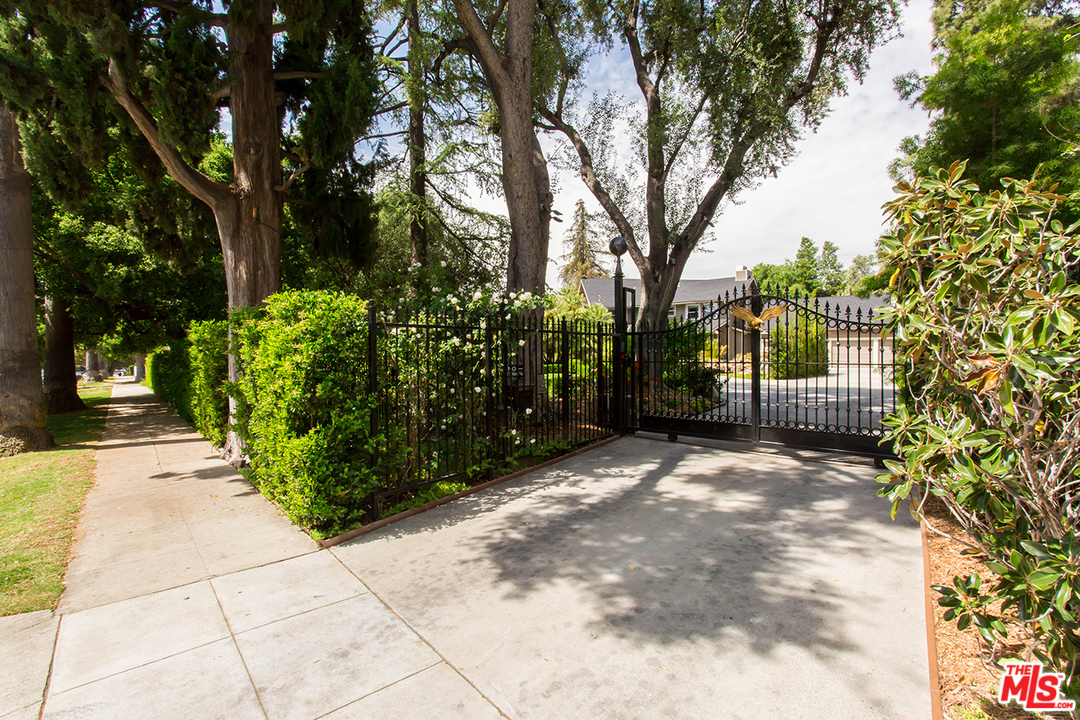 285 Barthe Drive Pasadena, CA 91103 - Photo 2 of 35