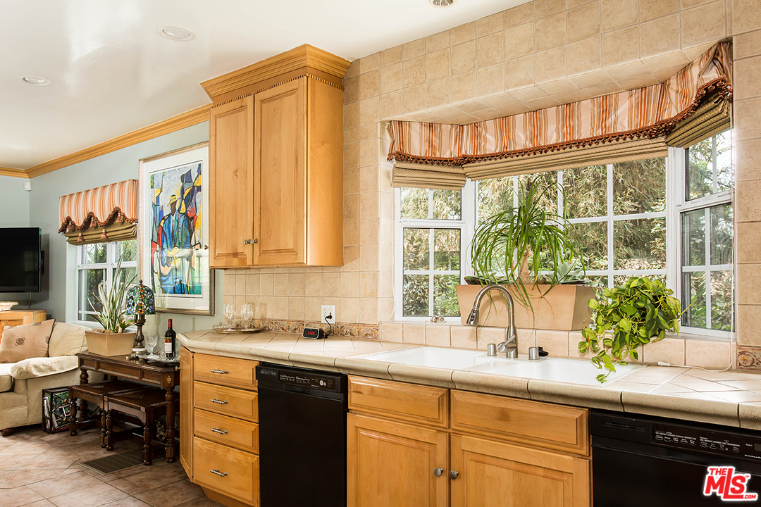 285 Barthe Drive Pasadena, CA 91103 - Photo 15 of 35