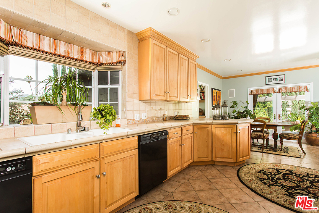 285 Barthe Drive Pasadena, CA 91103 - Photo 16 of 35