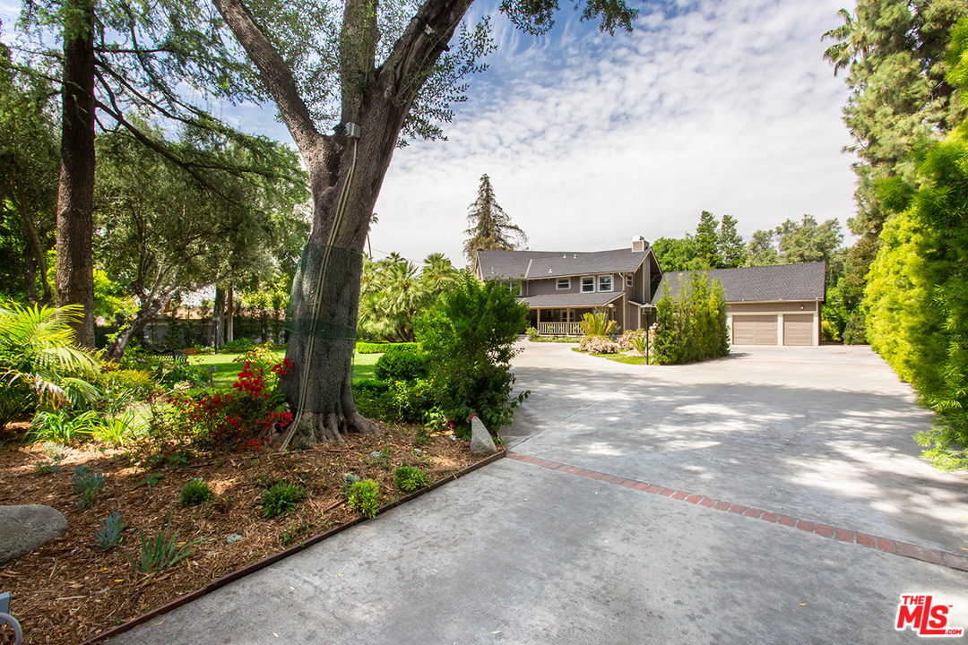 285 Barthe Drive Pasadena, CA 91103 - Photo 3 of 35